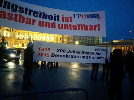 Standdemo der FPÖ Wien. Menschen halten Transparente